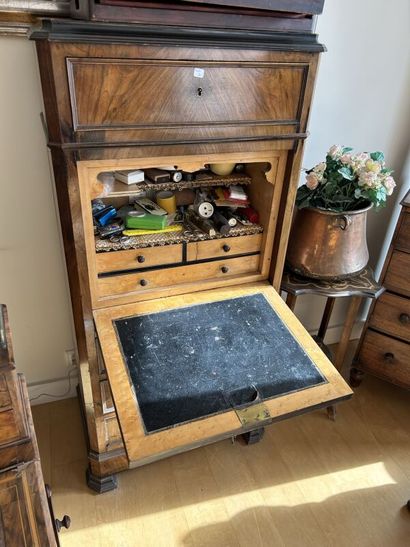 Petit SECRETAIRE simulant chiffonier ouvrant...