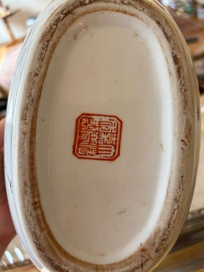 Cache-pot ovale en porcelaine polychrome...