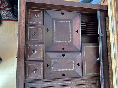 COMMODE en bois de placage, le premier tiroir...
