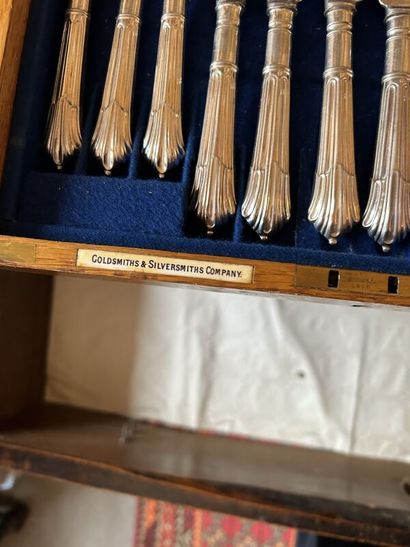 Dans un coffret en bois : 
Série de 12 fourchettes...