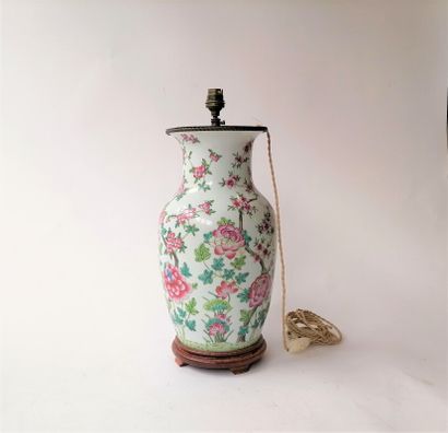CHINE
Vase de forme balustre en porcelaine...