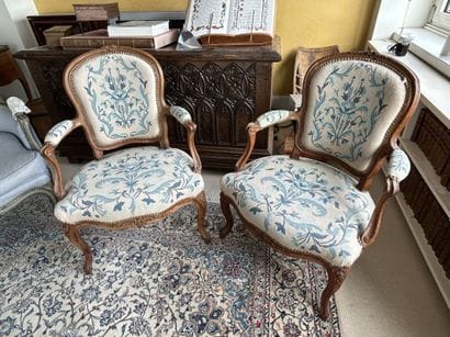 Une paire de fauteuils cabriolets en bois...