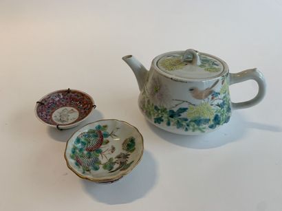 CHINE vers 1900
Théière en porcelaine émaillée...