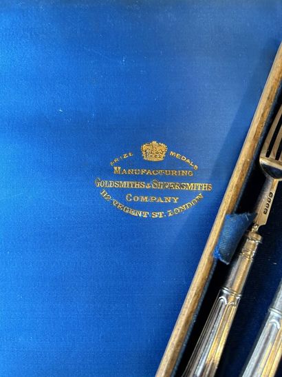 Dans un coffret en bois : 
Série de 12 fourchettes...