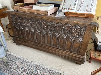 Un grand COFFRE en bois naturel à décor cathédral....