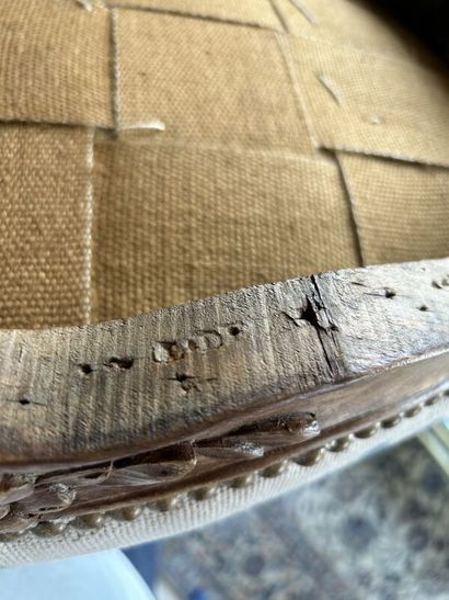 Une paire de fauteuils cabriolets en bois...