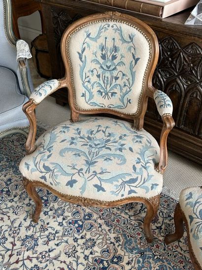 Une paire de fauteuils cabriolets en bois...