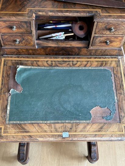 Un petit bureau DAVENPORT
(accidents)
H100...
