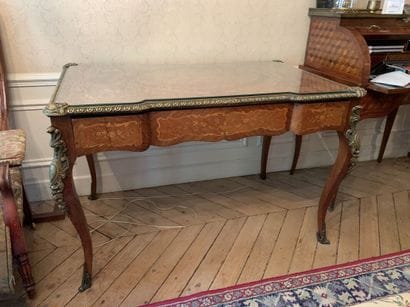 Flat desk in veneered wood with scrolls and...