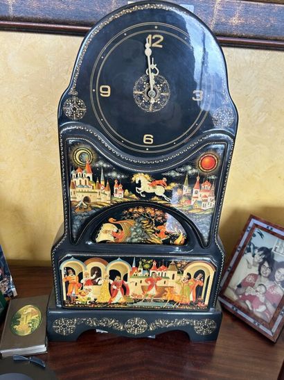 A modern Russian clock.
H47xW28xD9cm