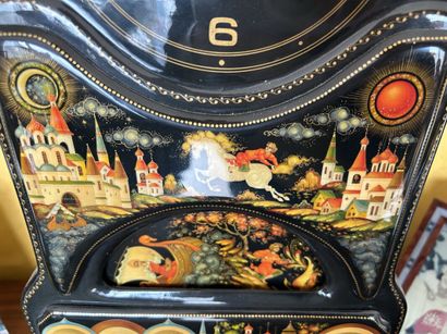 A modern Russian clock.
H47xW28xD9cm