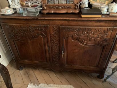 Buffet vaisselier in carved molded wood with...
