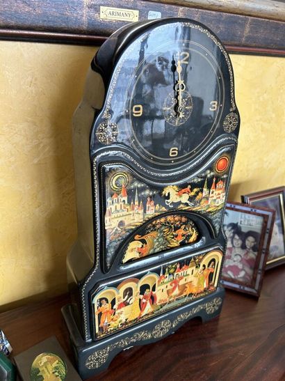 A modern Russian clock.
H47xW28xD9cm