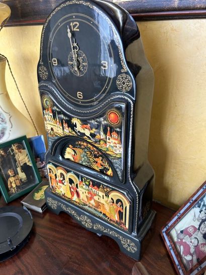 A modern Russian clock.
H47xW28xD9cm