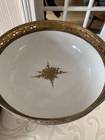Large Paris porcelain potpourri with gilt...