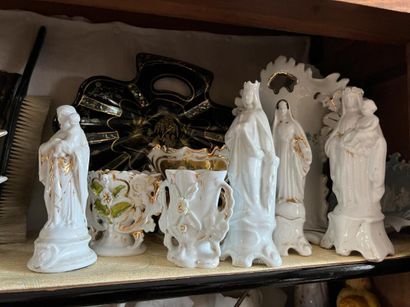 A lot of white and gold enameled ceramics...