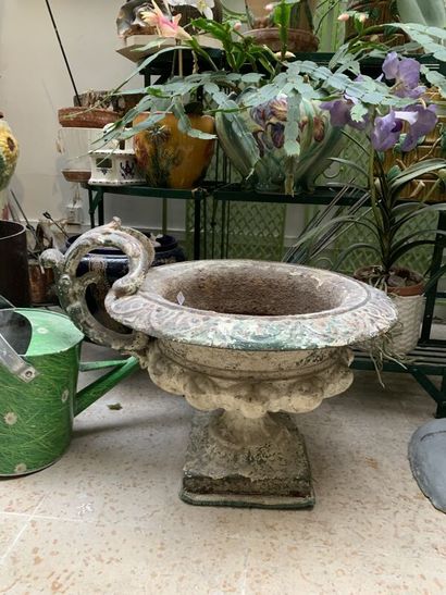 Two cast-iron garden vases 
Height: 30 -...