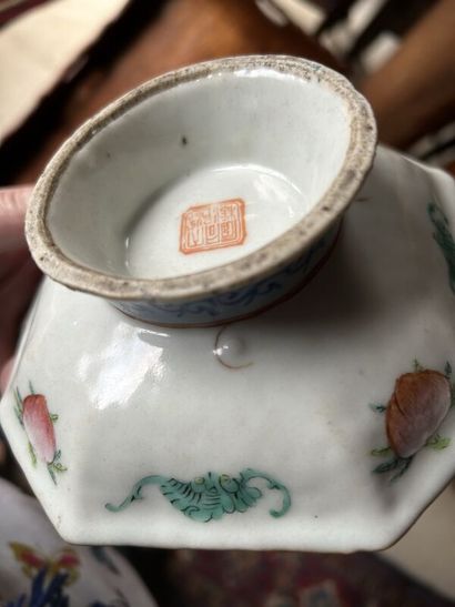 Small octagonal bowl on foot in Chinese porcelain

China,...