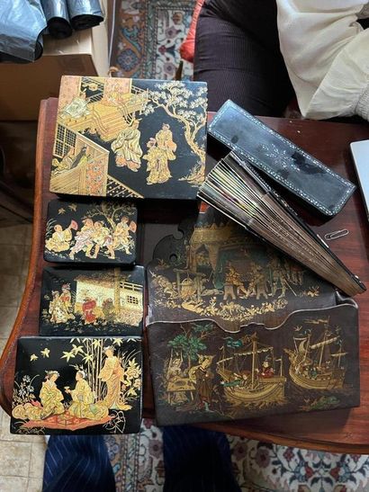 A set of 4 Martin varnish-style boxes in...