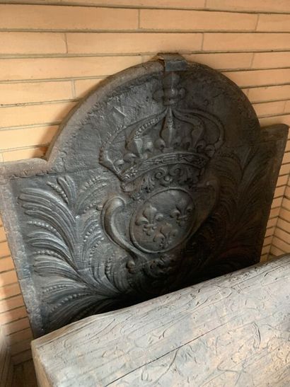 Cast iron curved fireback, adorned with fleur-de-lys,...
