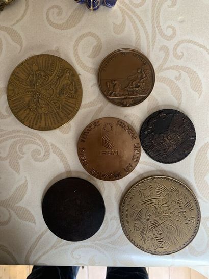 LOT of 14 decorative medals in gilded br...