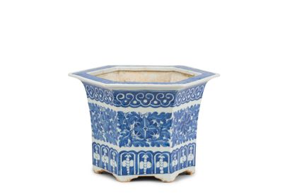 CHINA 
A hexagonal cache-pot with blue underglaze...
