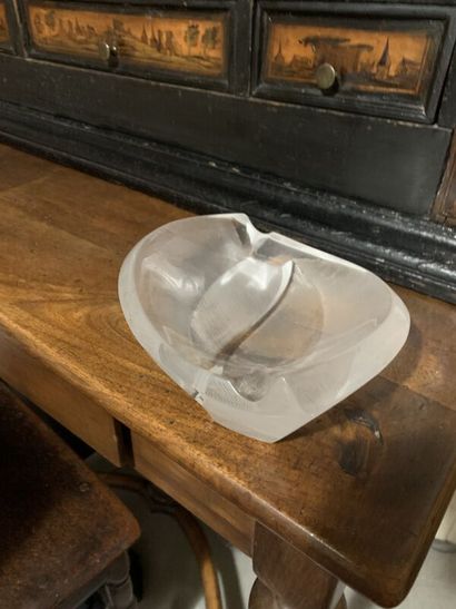 LALIQUE FRANCE
Philippines model
Moulded...
