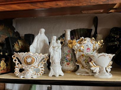 A lot of white and gold enameled ceramics...