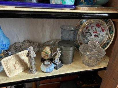 A lot of trinkets including glassware by...