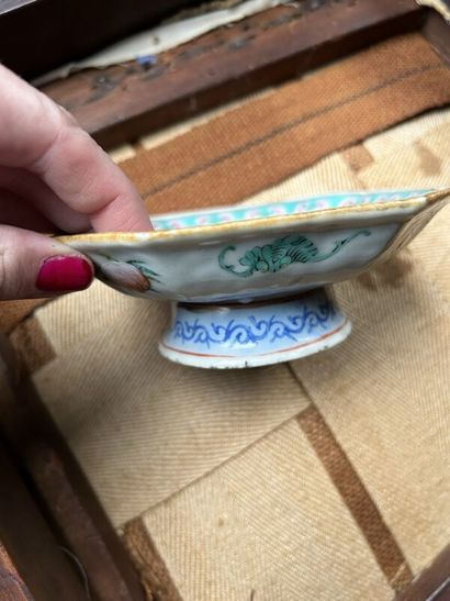 Small octagonal bowl on foot in Chinese porcelain

China,...