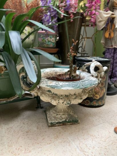 Two cast-iron garden vases 
Height: 30 -...