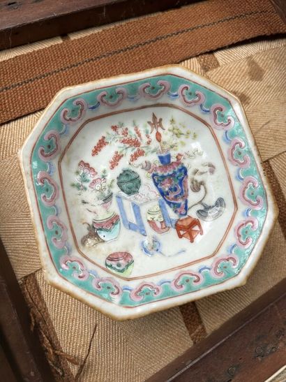 Small octagonal bowl on foot in Chinese porcelain

China,...