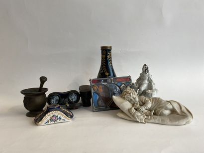 LOT of trinkets consisting of : 2 pairs of...