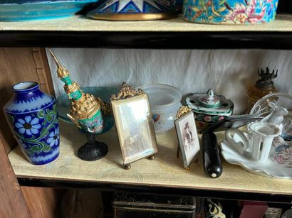 A lot of trinkets including glassware by...
