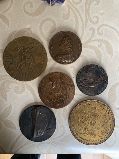 LOT of 14 decorative medals in gilded br...