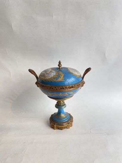 Large Paris porcelain potpourri with gilt...