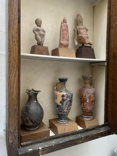 Lot of small terracotta statuettes and vases....
