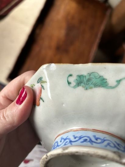 Small octagonal bowl on foot in Chinese porcelain

China,...