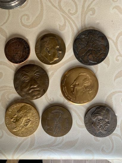 LOT of 14 decorative medals in gilded br...