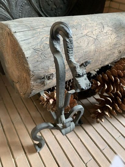 Cast iron curved fireback, adorned with fleur-de-lys,...