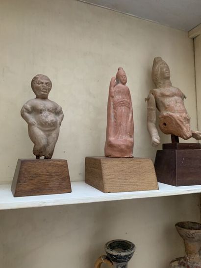 Lot of small terracotta statuettes and vases....
