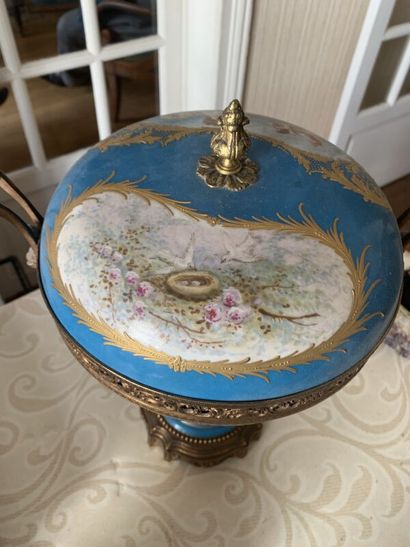 Large Paris porcelain potpourri with gilt...