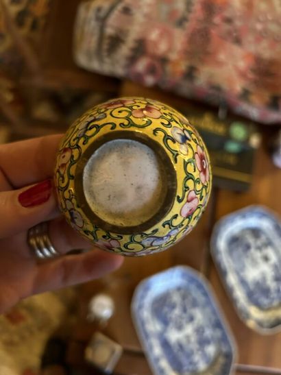 Two small enamel sorbets.
China late 19th...