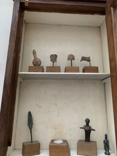 Lot of small terracotta statuettes and vases....