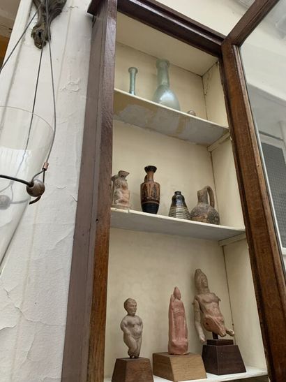 Lot of small terracotta statuettes and vases....
