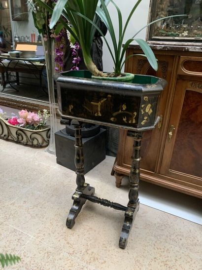 Small planter in blackened wood in the Napoleon...