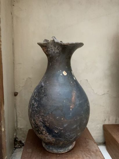 Lot of small terracotta statuettes and vases....