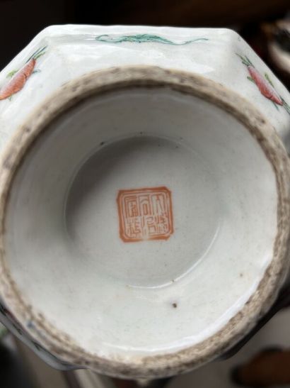 Small octagonal bowl on foot in Chinese porcelain

China,...