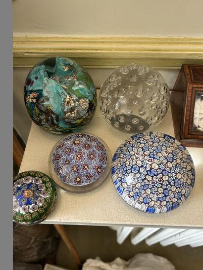 Set of five sulffure balls, 
Floral decor,...