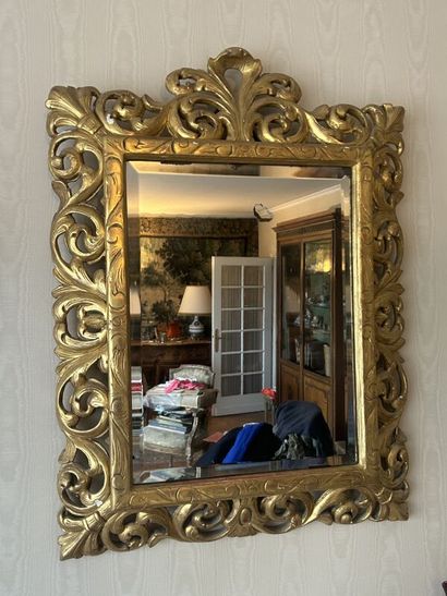 Small giltwood mirror 
In the Italian rocaille...